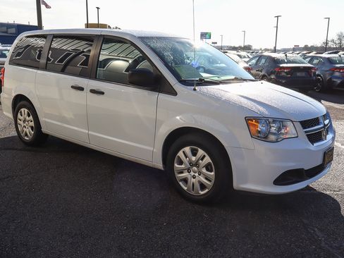 Used 2019 Dodge Grand Caravan SE image 3