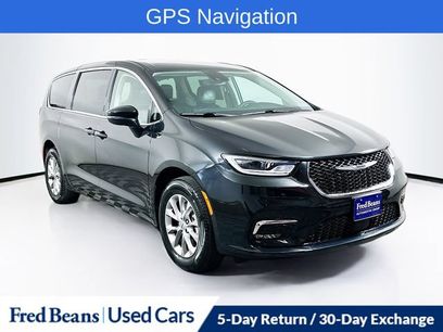 Used 2023 Chrysler Pacifica Touring-L w/ Uconnect Theater Family Group
