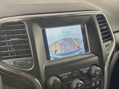 Used 2019 Jeep Grand Cherokee Laredo AWD/4WD image 15