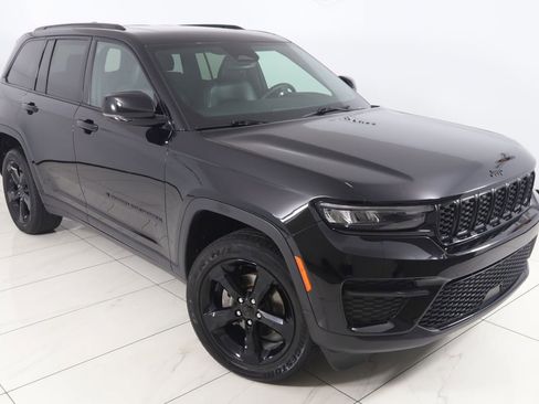 Used 2024 Jeep Grand Cherokee Altitude AWD/4WD image 17