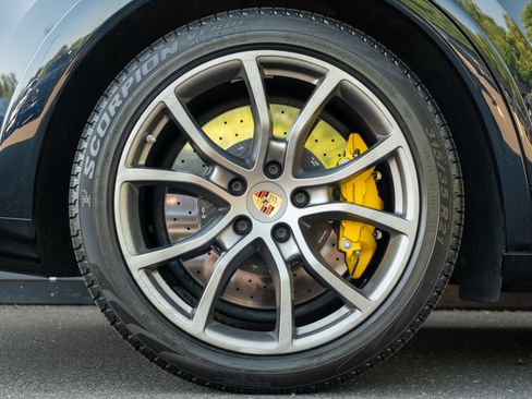Certified 2023 Porsche Cayenne Turbo S AWD/4WD image 14