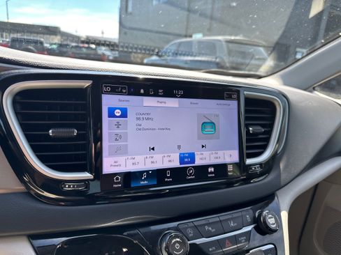 Used 2023 Chrysler Pacifica Touring-L FWD image 14