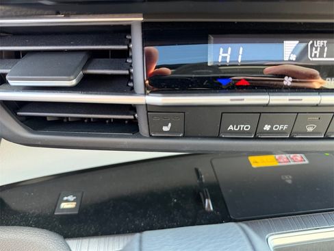 Used 2025 Toyota Sienna XLE w/ XLE Plus Package image 24