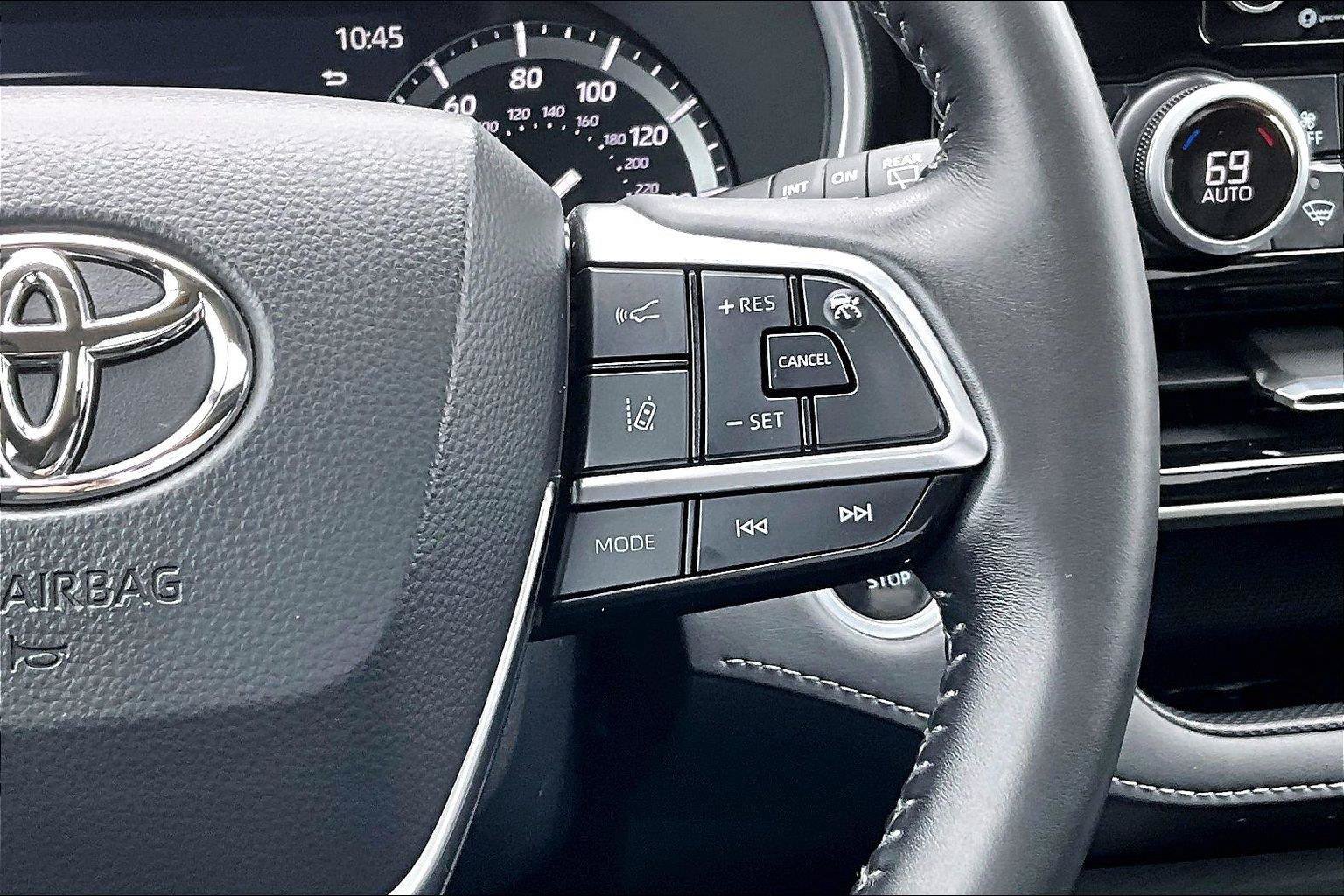 Used 2021 Toyota Highlander XLE AWD/4WD image 13