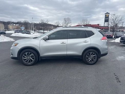 Used 2016 Nissan Rogue SL w/ SL Premium Package image 2