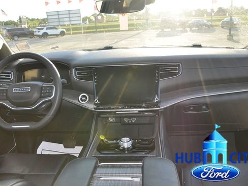 Used 2024 Jeep Wagoneer L Series II image 18