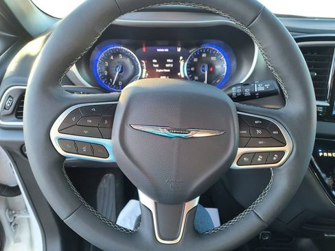 Used 2025 Chrysler Pacifica Select FWD image 13