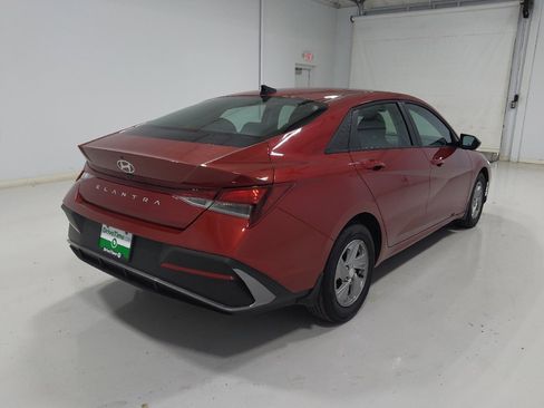 Used 2025 Hyundai Elantra SE FWD image 9