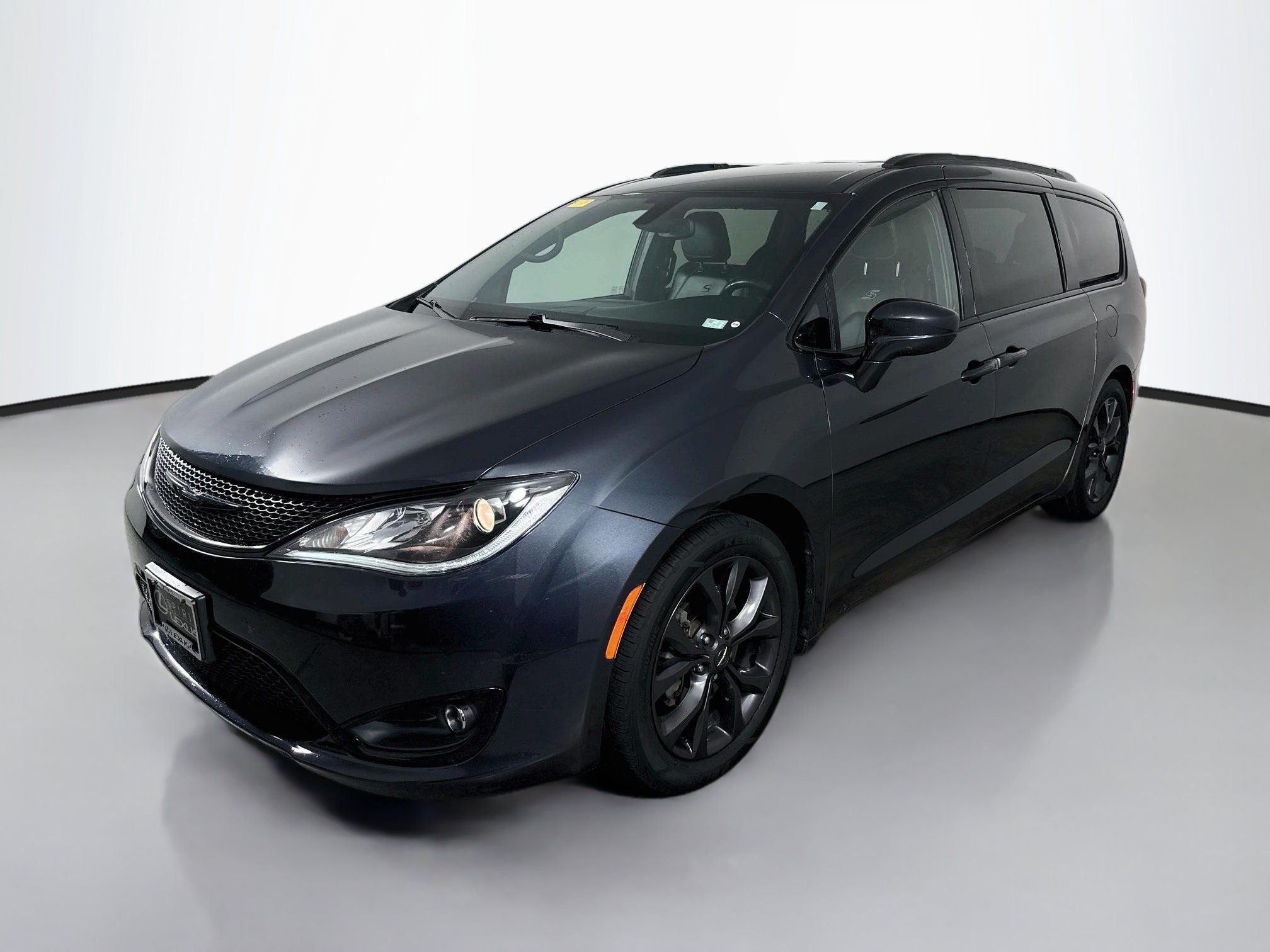 Used 2020 Chrysler Pacifica Touring-L w/ S Appearance Package FWD image 3