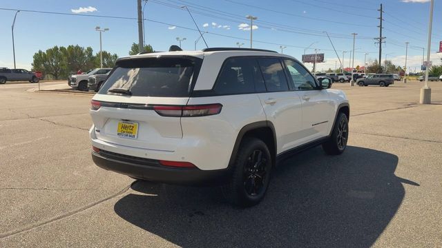 Used 2024 Jeep Grand Cherokee Altitude AWD/4WD image 8