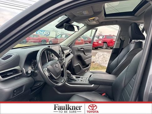 Used 2022 Toyota Highlander XLE image 9
