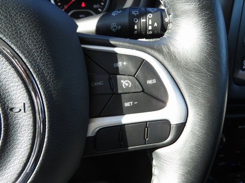 Used 2019 Jeep Renegade Latitude w/ Cold Weather Group image 22