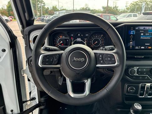 Used 2025 Jeep Wrangler Unlimited Sahara AWD/4WD image 22