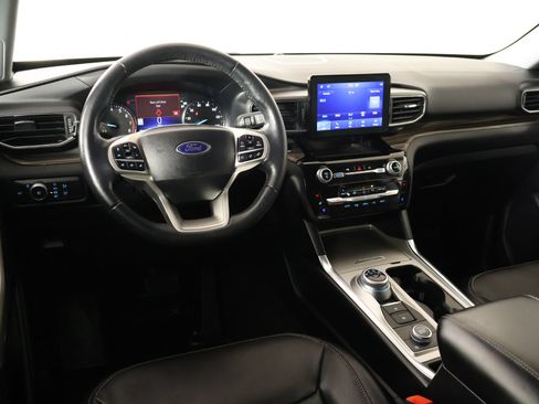 Used 2022 Ford Explorer Limited w/ Equipment Group 301A AWD/4WD image 2