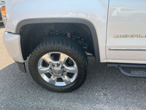 Used 2019 GMC Sierra 2500 Denali w/ Duramax Plus Package AWD/4WD image 8