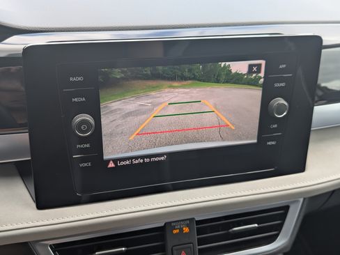 Used 2025 Volkswagen Taos SE w/ Panoramic Sunroof Package FWD image 27