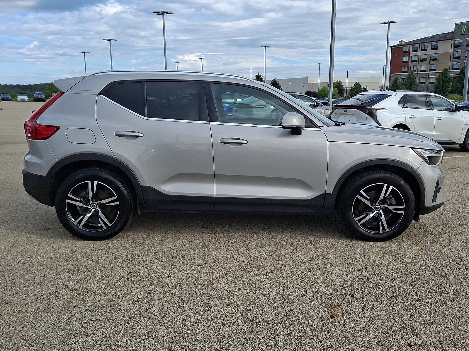 Used 2025 Volvo XC40 B5 Core AWD/4WD image 7