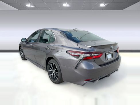 Used 2022 Toyota Camry SE image 3