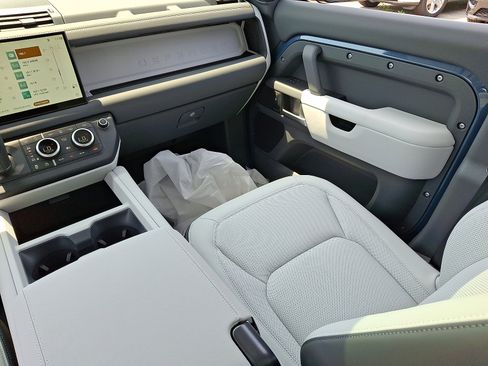 Used 2025 Land Rover Defender 110 S image 14