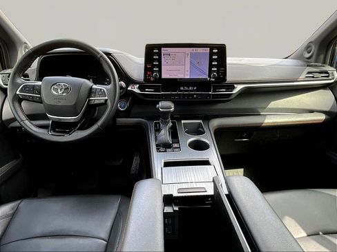 Used 2021 Toyota Sienna XSE w/ XSE Plus Package FWD image 7