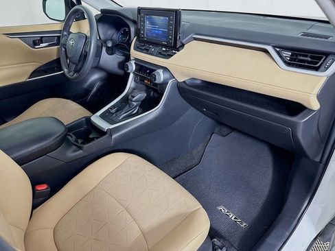 Used 2021 Toyota RAV4 XLE w/ Convenience Package image 28