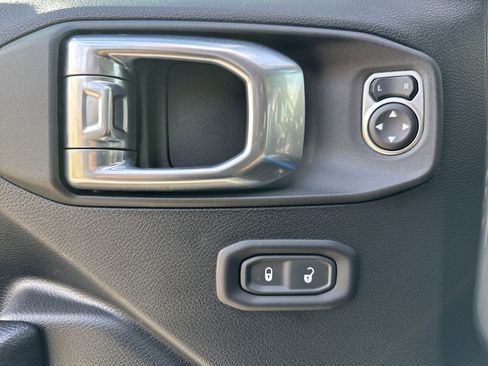 Used 2021 Jeep Gladiator Sport image 15