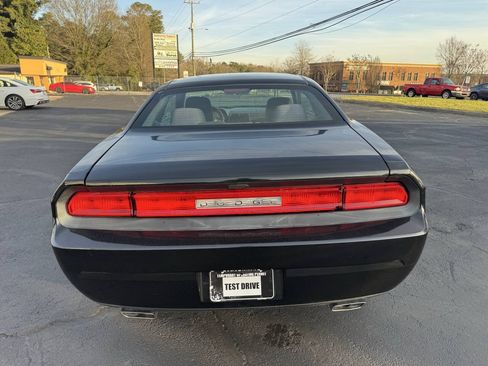Used 2014 Dodge Challenger SXT RWD image 7