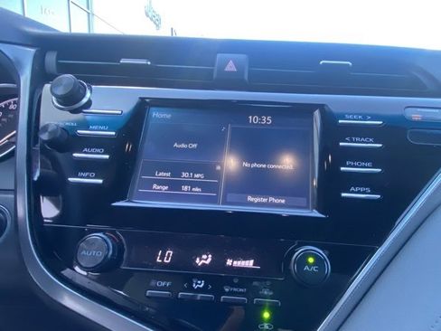 Used 2018 Toyota Camry SE image 19