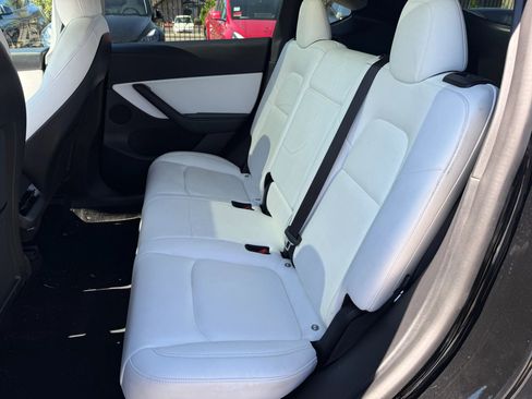Used 2021 Tesla Model Y Long Range image 15
