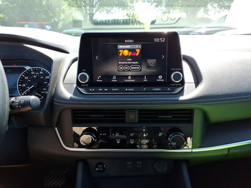 Used 2024 Nissan Rogue S FWD image 11