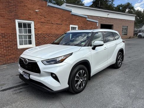 Used 2022 Toyota Highlander XLE image 1