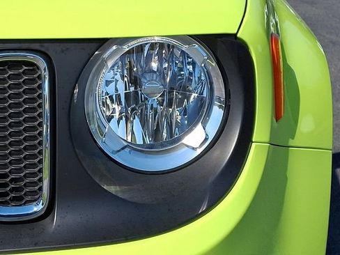 Used 2018 Jeep Renegade Latitude w/ Cold Weather Group AWD/4WD image 12