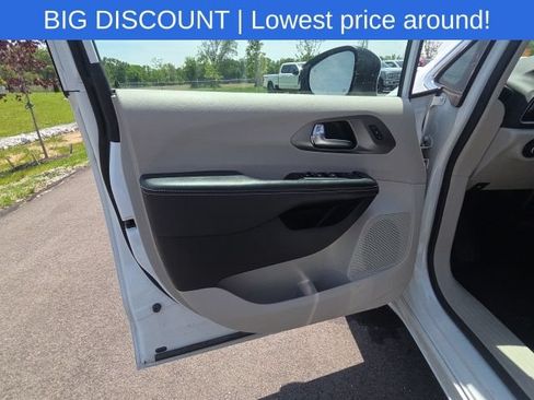 Used 2023 Chrysler Pacifica Touring-L FWD image 28