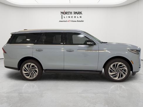 New 2026 Lincoln Navigator Premiere AWD/4WD image 4