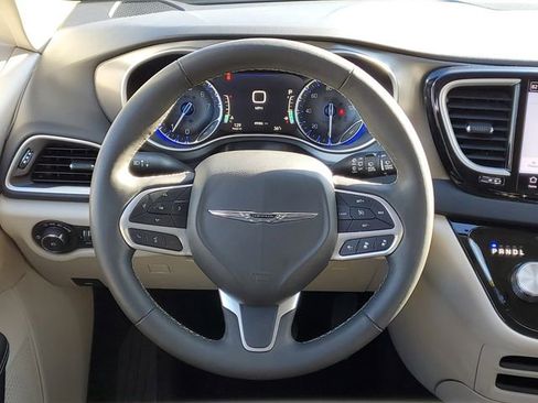 Used 2023 Chrysler Pacifica Touring-L image 35