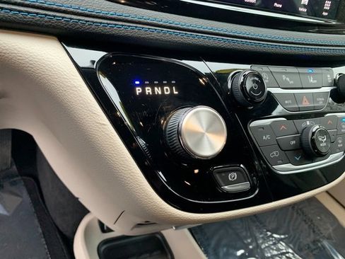 Used 2021 Chrysler Pacifica Touring image 22