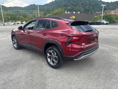 Used 2025 Chevrolet Trax LT FWD image 3
