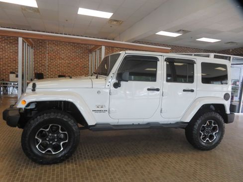 Used 2017 Jeep Wrangler Unlimited Sahara w/ Dual Top Group AWD/4WD image 78