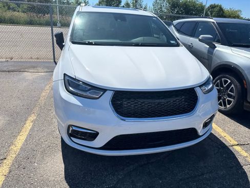 Used 2025 Chrysler Pacifica Limited FWD image 4