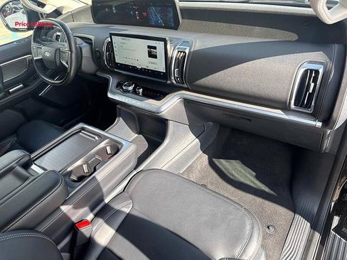 Used 2025 Ford Expedition Platinum AWD/4WD image 13