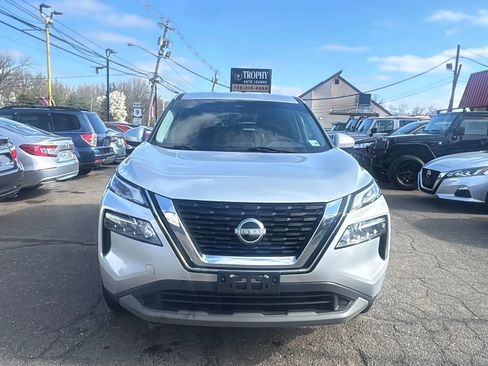 Used 2023 Nissan Rogue SV image 2