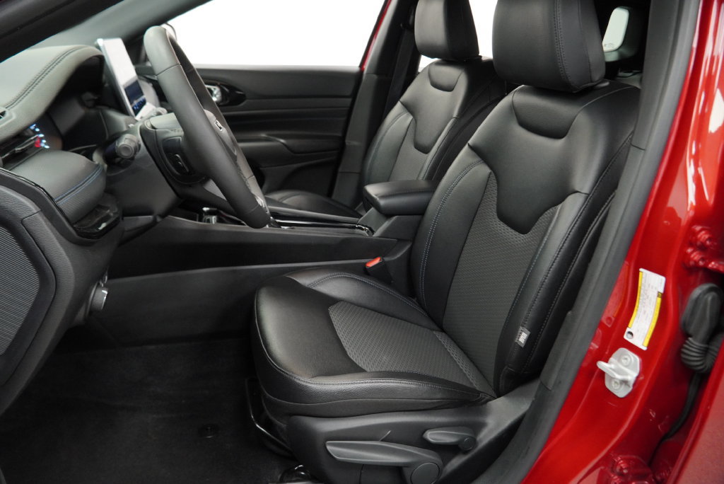 Used 2026 Jeep Compass Latitude AWD/4WD image 3
