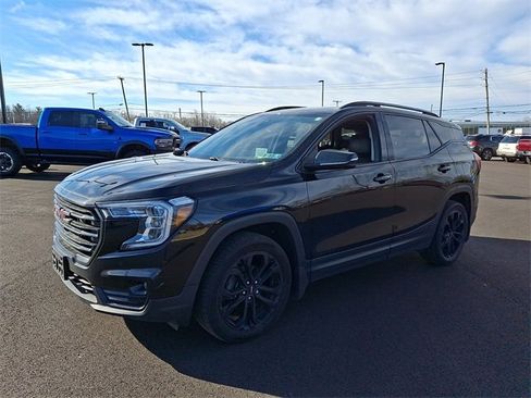 Used 2022 GMC Terrain SLT w/ Tech Package image 3