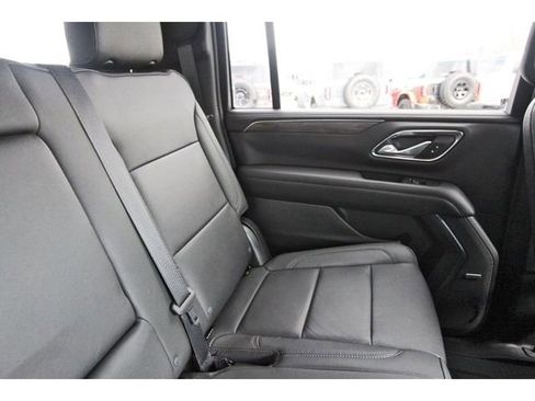 Used 2022 Chevrolet Suburban Z71 w/ Luxury Package image 10