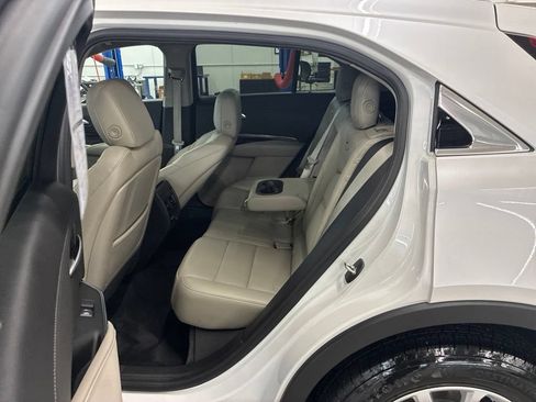Used 2022 Cadillac XT4 Luxury w/ Cold Weather Package AWD/4WD image 18