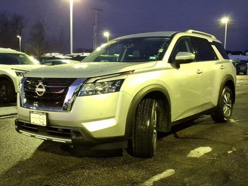 Certified 2024 Nissan Pathfinder SL image 6