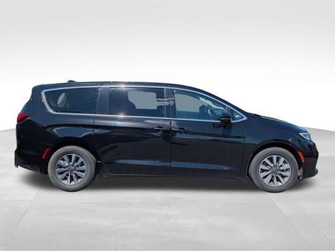 Used 2024 Chrysler Pacifica Limited FWD image 7