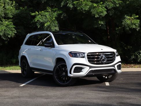 Used 2025 Mercedes-Benz GLS 580 4MATIC image 2