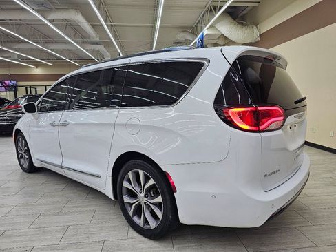 Used 2019 Chrysler Pacifica Limited w/ Tire & Wheel Group FWD image 7