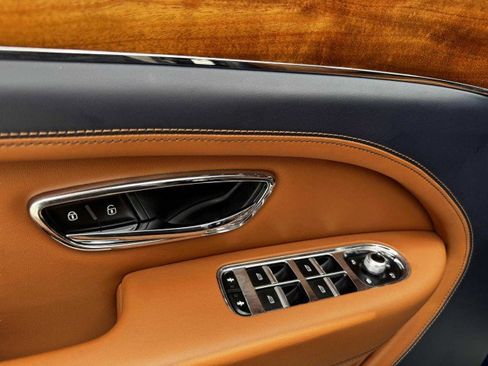 Used 2023 Bentley Bentayga Extended Wheelbase image 24